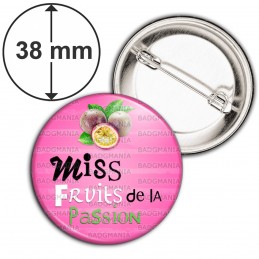 Badge 38mm Epingle Miss Fruits de la Passion - Fruits sur fond rose