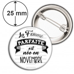Badge 25mm Epingle La Femme Parfaite est Née en NOVEMBRE - Noir sur Blanc