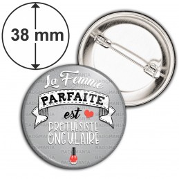 Badge 38mm Epingle La Femme Parfaite est PROTHESISTE ONGULAIRE - Gris Vernis à Ongles