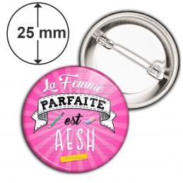 Badge 25mm Epingle La Femme Parfaite est AESH - crayon gomme fond rose