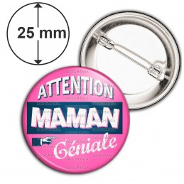 Badge 25mm Epingle Attention Maman Géniale - Fond Rose