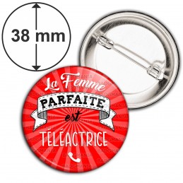 Badge 38mm Epingle La Femme Parfaite est TELEACTRICE - Telephone sur rouge